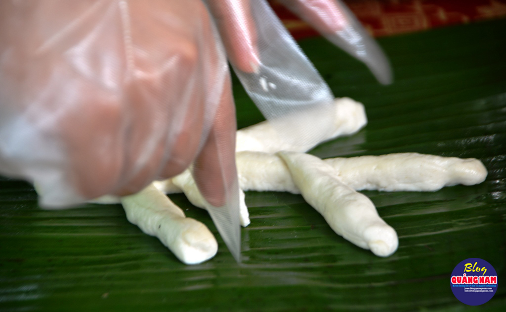 Bánh gừng được làm bằng một nếp với một ít đường. Được nhào nặn, tạo hình trên bề mặt lá chuối. Ảnh: XUÂN THỌ